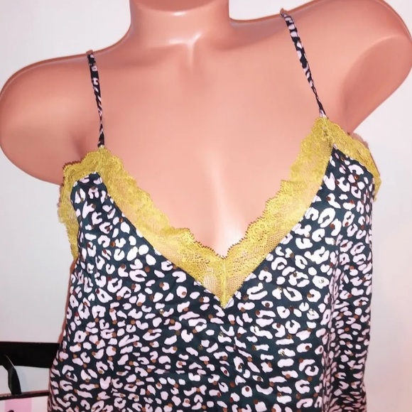 BRAND NEW🔥Victoria Secret lace tank - Picture 2 of 4